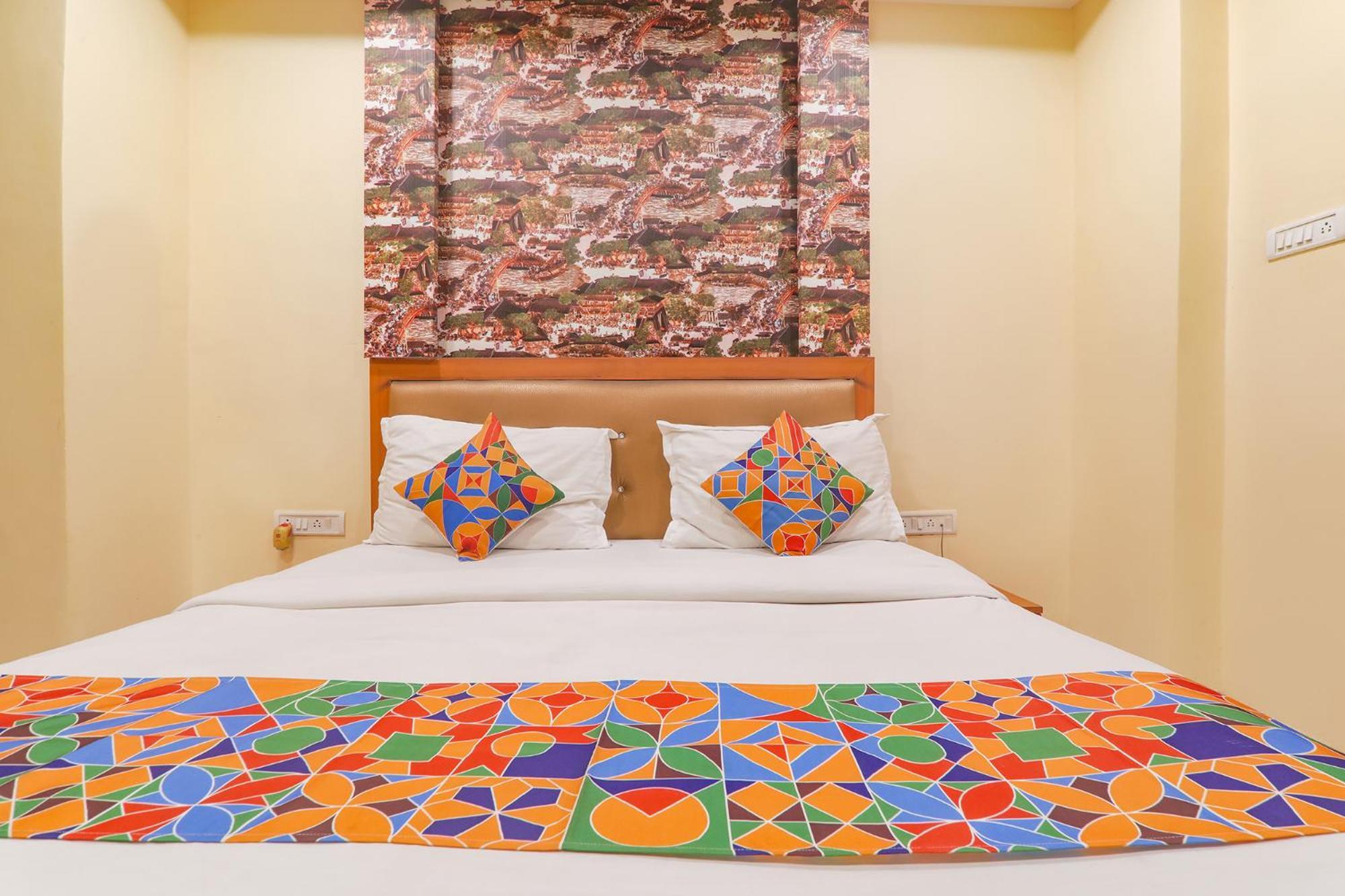Fabhotel Swarn Banquet Kakarmatha Dış mekan fotoğraf